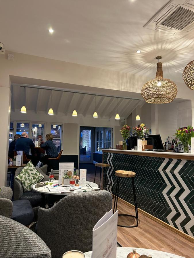Bertie-By-The-Sea At Hoburne Naish Hotel Хайклиф Екстериор снимка