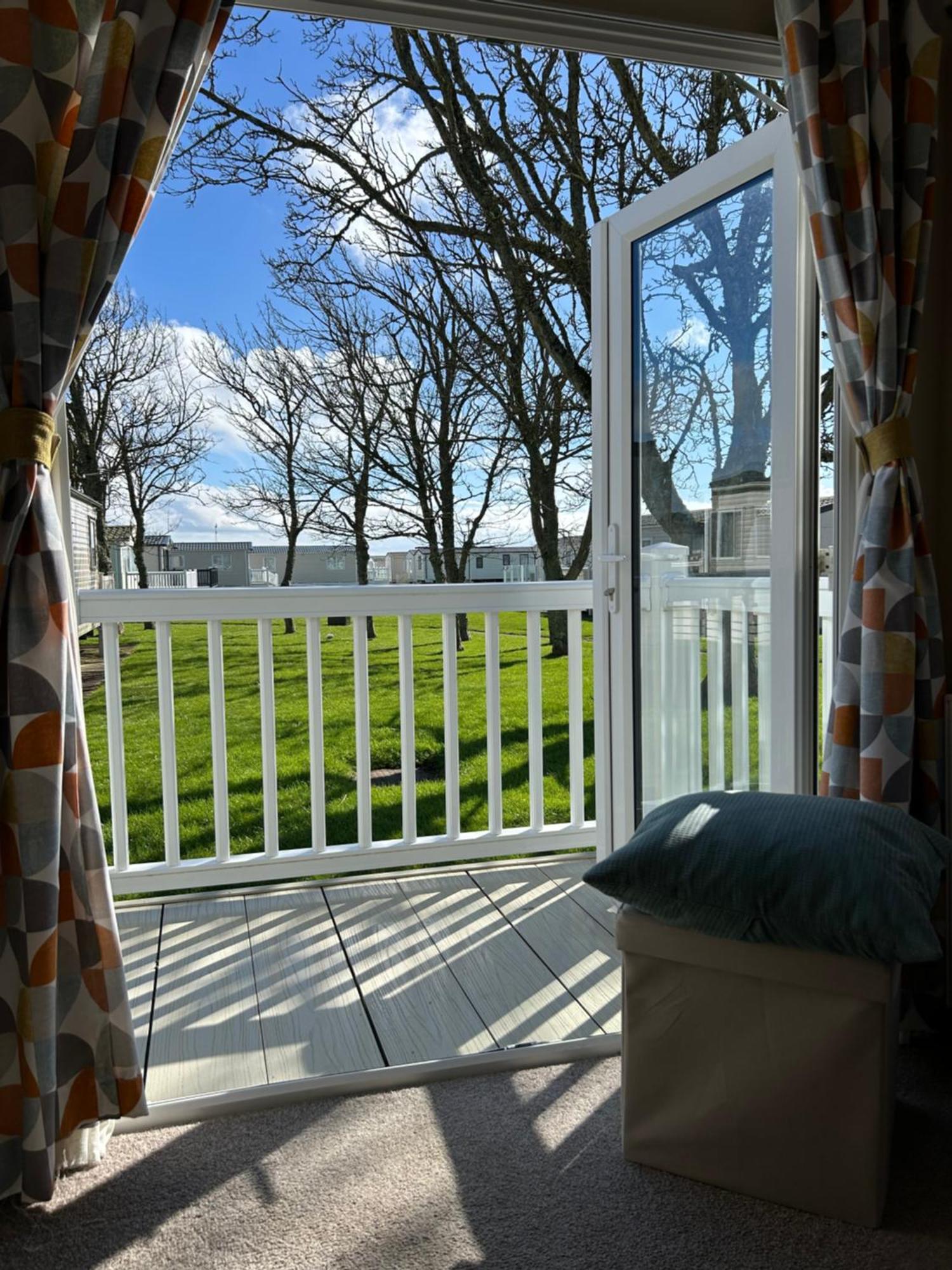 Bertie-By-The-Sea At Hoburne Naish Hotel Хайклиф Екстериор снимка