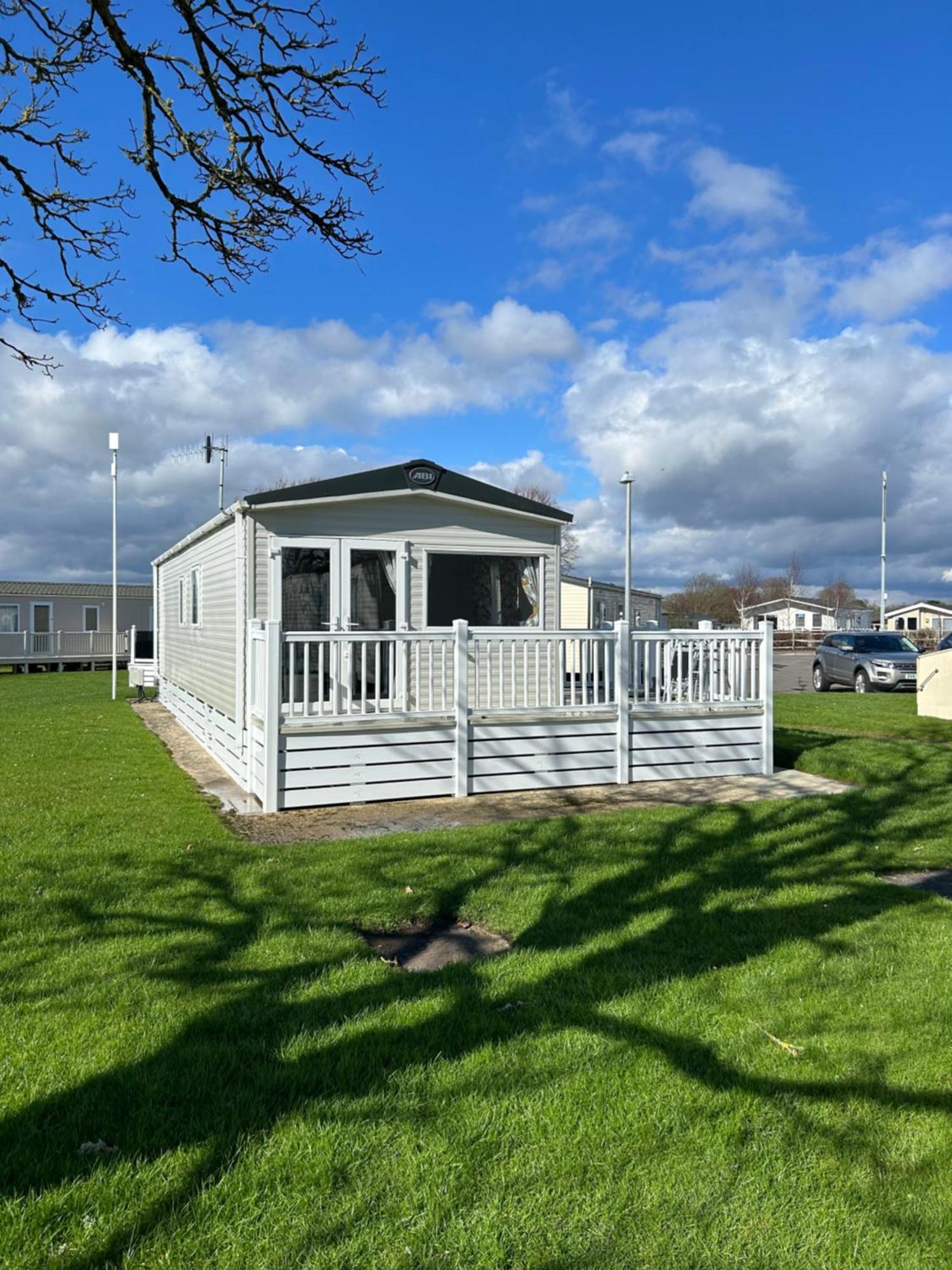 Bertie-By-The-Sea At Hoburne Naish Hotel Хайклиф Екстериор снимка